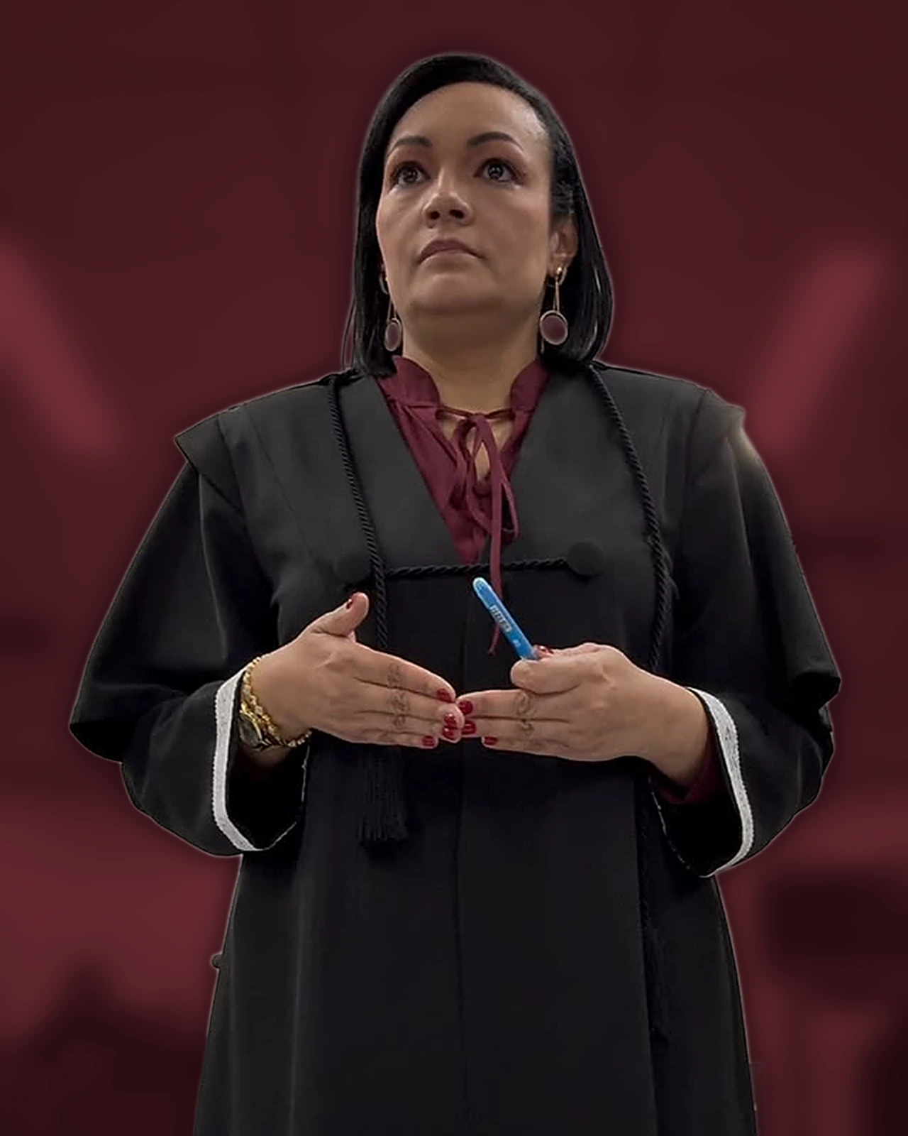 Dra. Elisângela Franco Victoria, advogada criminalista em Porto Alegre, de beca em uma sala de julgamento